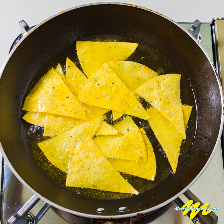 Chilaquiles Fry the tortillas triangles-Step 6