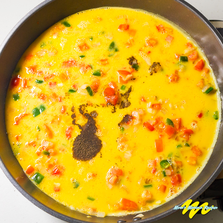 Huevos a la mexicana-Add eggs with salt and pepper-Step 4