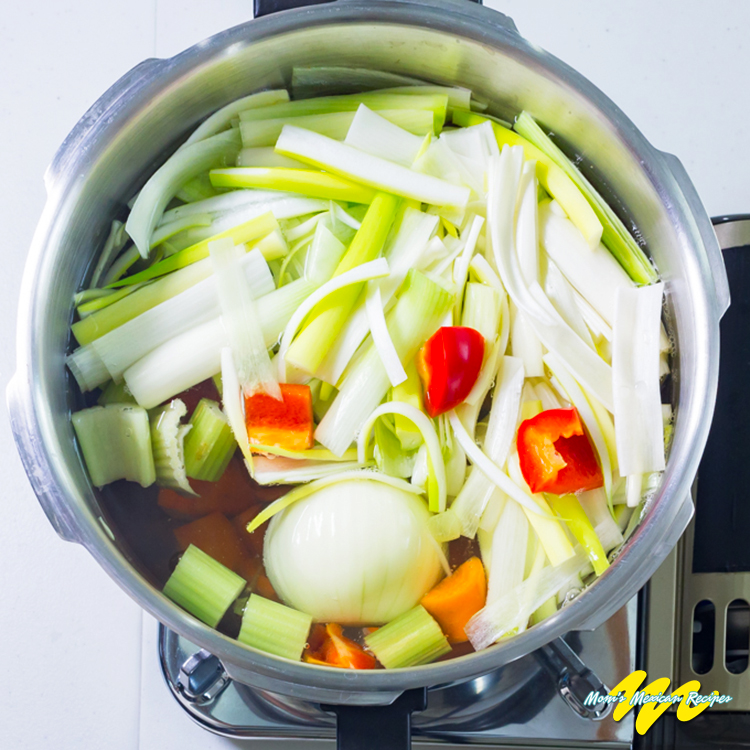 Mexikanische Meeresfrüchtesuppe Zutaten für die Brühe zum Kochen