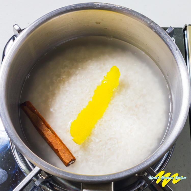 Sweet Rice Cook Cinnamon Stick and Lemon in Water